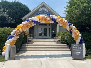 Spiral welcome balloon arch